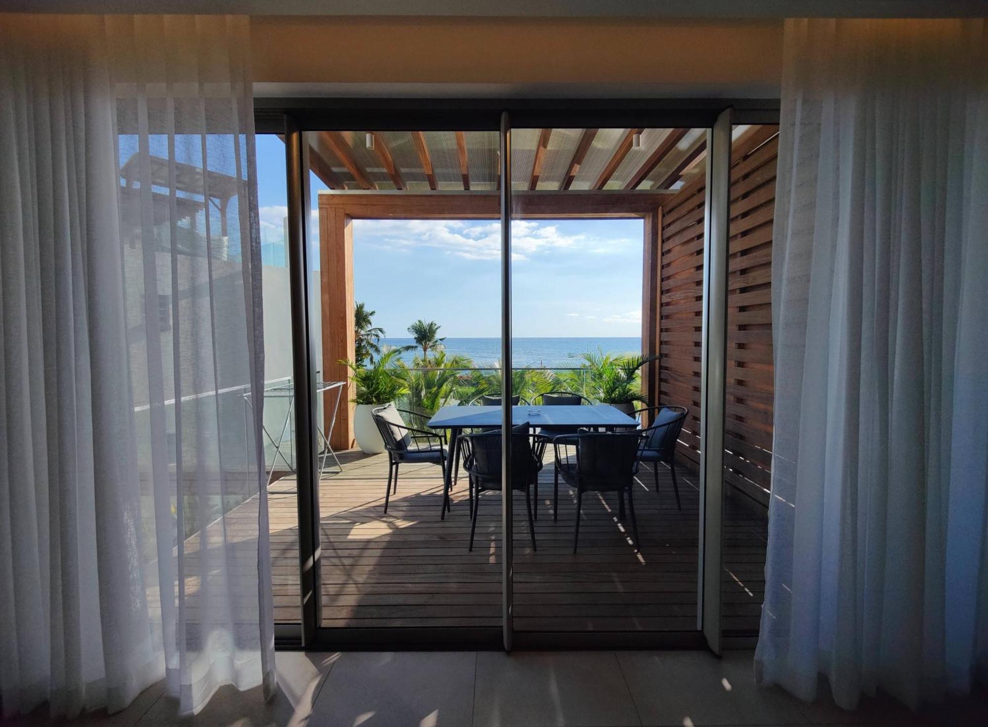 Ocean Point Beach Front Apartment Pointe-aux-Piments Extérieur photo